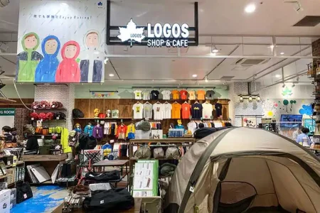 【キャンプレポート2022＃2】品揃え豊富！カフェ併設の最先端ショップ「LOGOS SHOP&CAFE 三井アウトレットパーク横浜ベイサイド店」