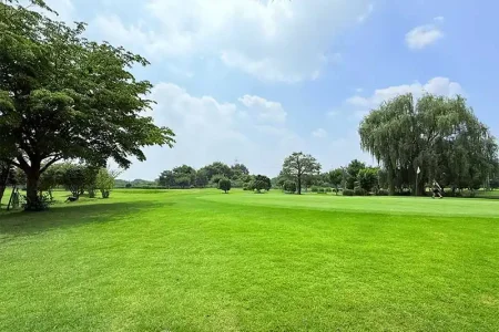 【レポート2025#6】技術を磨ける本格的なショートコースとお子様OKのパターコース併設！「狭山リバーサイドゴルフコース」