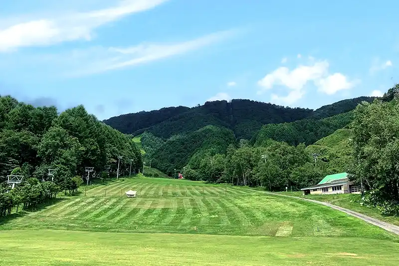 【事務局レポート#2 BBQキャンプ編】 都心から約2時間半、標高1,000mの広々としたゲレンデがキャンプ場 「尾瀬いわくらキャンプ場」