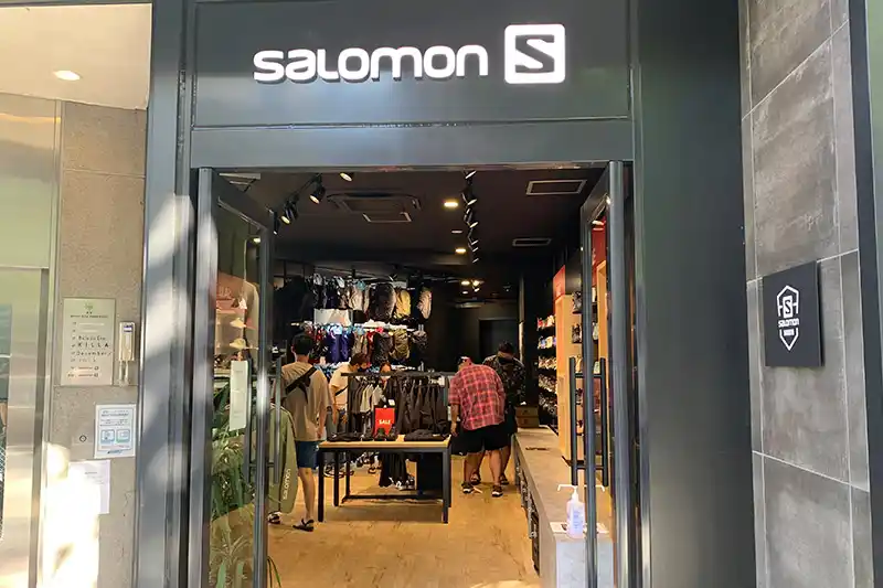 【キャンプレポート#7】 キャンプやアウトドアにおすすめのシューズ&サンダルをご紹介!「サロモンストア 東京 渋谷」