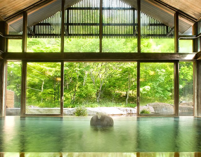 星野温泉 トンボの湯】 深さ90cmの檜風呂でゆるりと雪景色を堪能